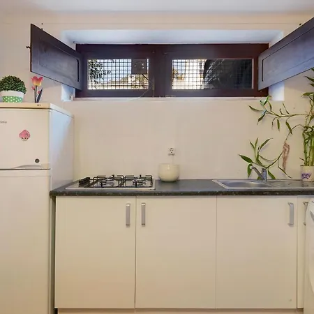 Cozy And Vintage Basement * Carcavelos (Lisbon)